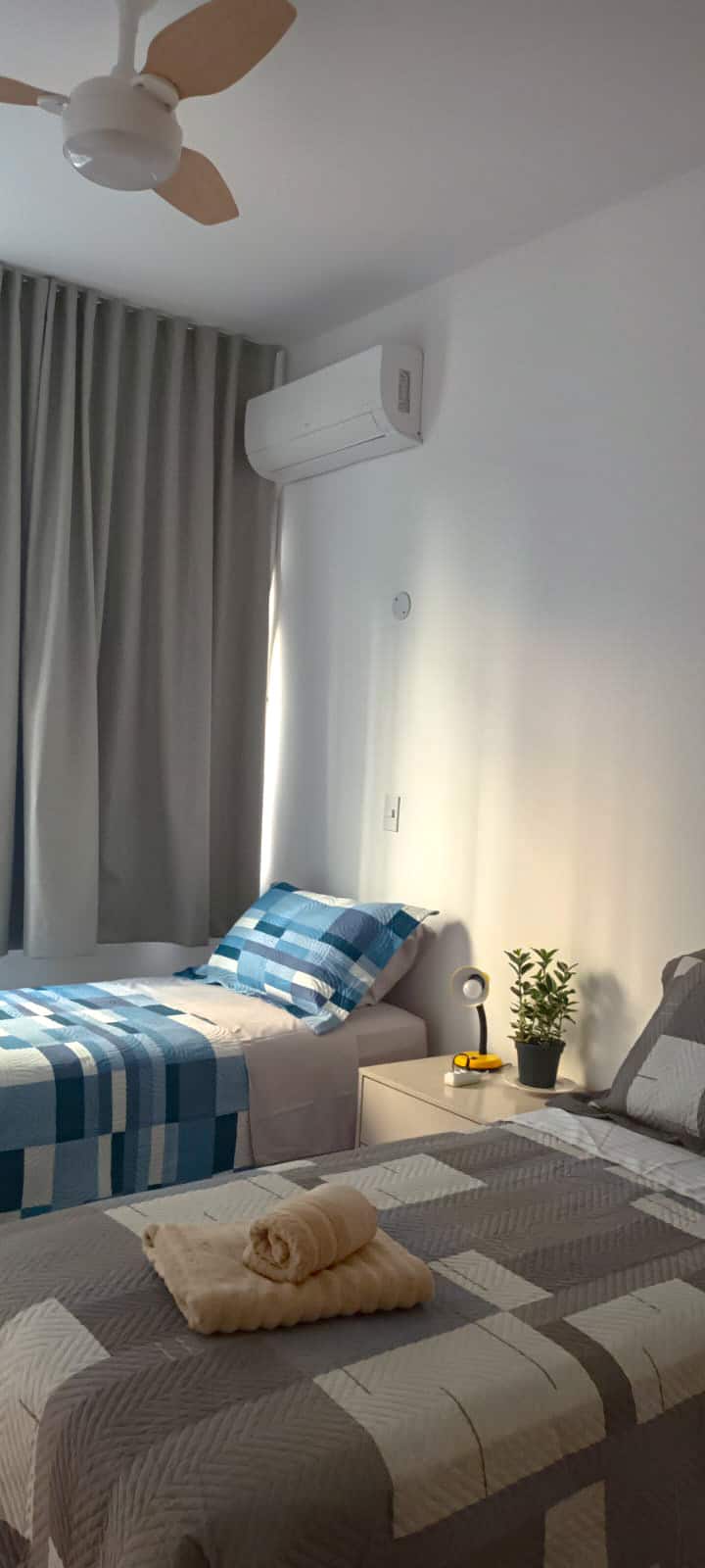 U ovoj prostoriji gosti mogu odvojiti ili spojiti dva udobna jednostruka kreveta. Noćni ormarić, prozor, lampa, stropni ventilator s različitim brzinama i veliki ormar za odjeću i druge stvari. Opremljen snažnim split klima-uređajem.