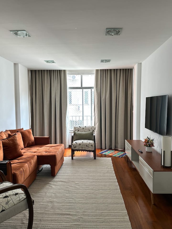 Pripremite se za boravak u najugodnijem stanu u Copacabani. U dnevnom boravku nalazi se sofa na razvlačenje na kojoj je mnogo jastuka, super Smart TV, tepisi, zavjese za zamračenje, stolice, šarmantna polica, svjetiljka i prijenosni ventilator.