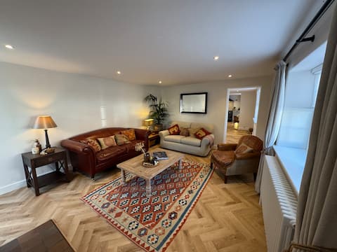 Popular Airbnb listing: Beautiful Flint Cottage & Garden in King's Lynn And West Norfolk