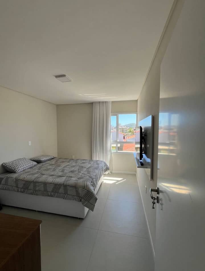 חדר עם מיטה זוגית, טלוויזיה, שידה, מלתחה ומיזוג אוויר 