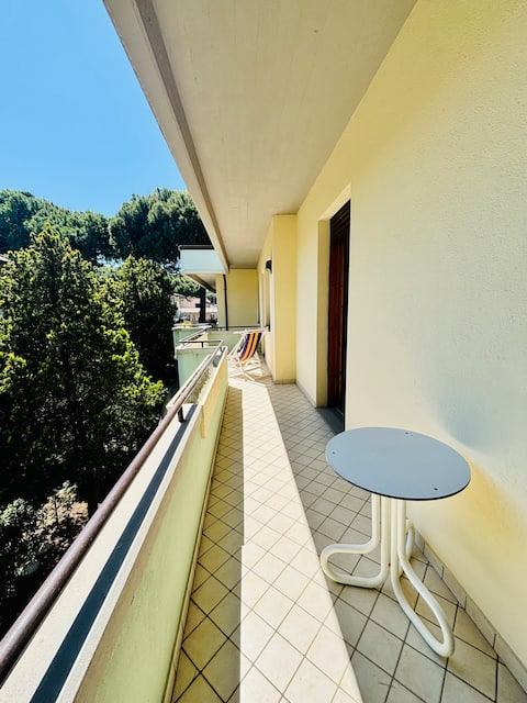 Balcone dell'appartamento Pineta 8 con vista sulla pineta di Pinarella