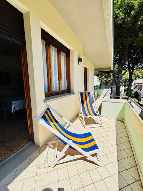 Balcone con vista pineta appartamento secondo piano Pinarella di Cervia