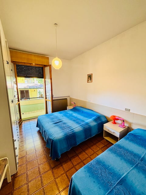Seconda camera da letto con letto matrimoniale e singolo Pinarella