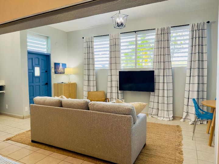 ტელევიზია და ინტერნეტი ვიდეოების ყურებისთვის.  მარტივად ხილვადია დივნიდან, სასადილო მაგიდიდან ან დიდი ზომის საწოლიდან. 