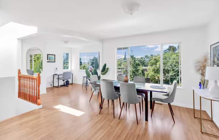 Centrally Located Home W/ City Views 2 Bed+2 Bath - North Vancouver