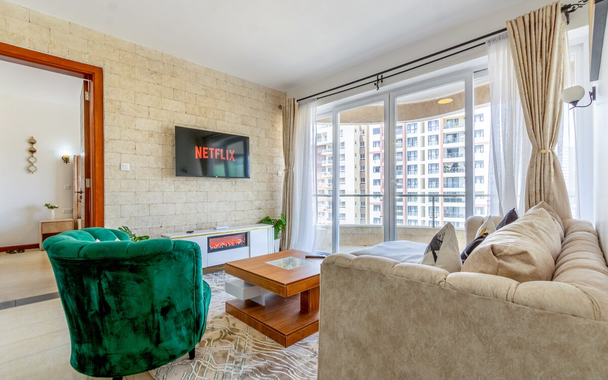 סלון נעים עם חלונות גדולים מעל המרפסת 