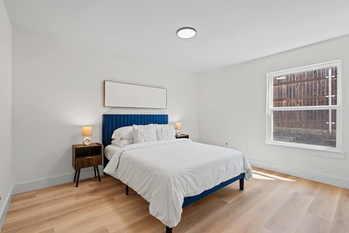 Bračni krevet. Pamučne plahte. Rolete za zamračivanje prostorije. Samsungov televizor od 55 inča. Ormar s prostorom za odlaganje, vješalicama i stalkom za prtljagu. 