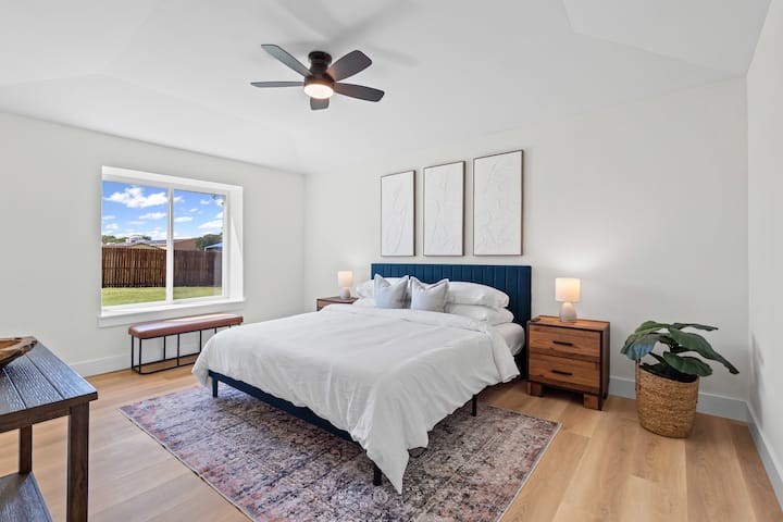 Bračni krevet. Pamučne plahte. Sjenila za zamračenje. Povezano s privatnom kupaonicom i garderobom. Stropni ventilator s daljinskim upravljačem. Samsung TV od 55”. 