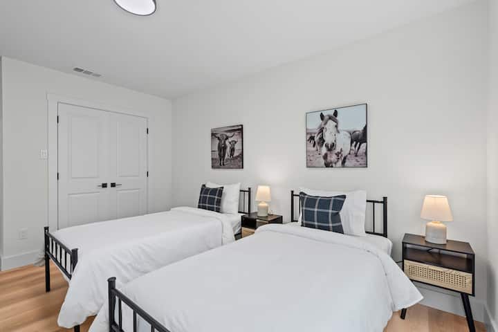 Dva odvojena kreveta. Pamučne plahte. Sjenila za zamračivanje prostorije. Ormar s prostorom za odlaganje, vješalicama i stalkom za prtljagu. 