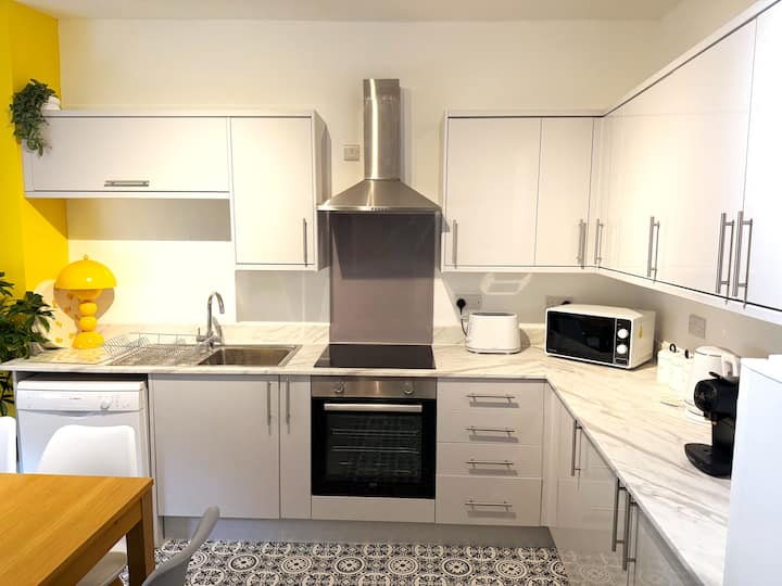The Whitchurch Apartment- The Painted Rooms - Whitchurch