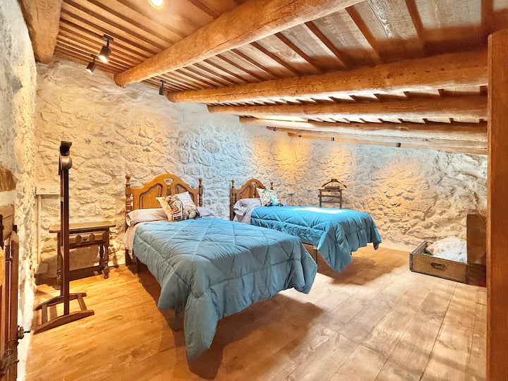 חדר שינה עם תקרה משופעת ושתי מיטות יחיד, הממוקם בדירה נפרדת ליד הבריכה. יש בו מטבח, סלון וחדר רחצה משלו. אידיאלי לצעירים או למשפחות שמחפשות יותר עצמאות ומגע של הרפתקה.