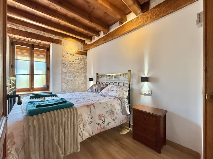 חדר שינה עם מיטה זוגית עתיקה עם נגיעות פליז, שמביאות אלגנטיות ואישיות. חלל מואר ונעים עם פרטים כפריים למנוחה מיוחדת.