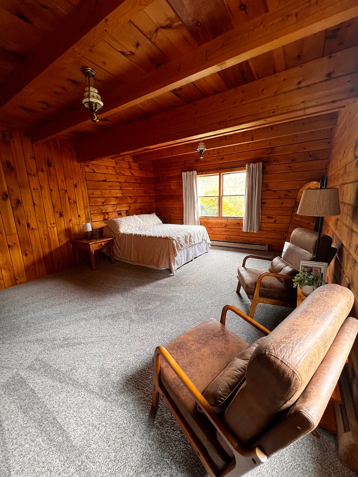 Поглед кон планина, простор за седење, книги.  