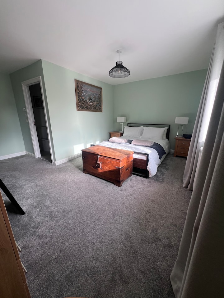 Qetësi e rehatshme King me suitë. 