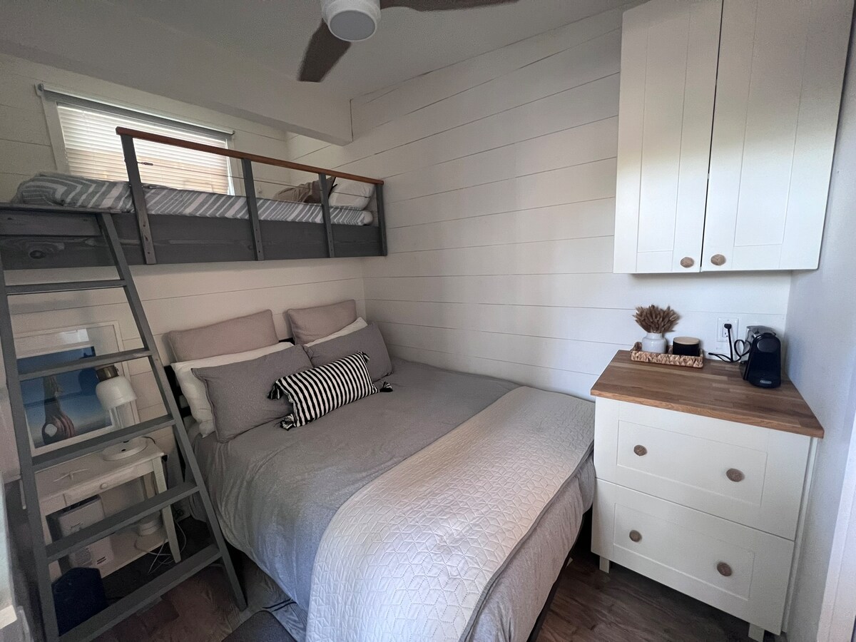 ตั้งอยู่ในบ้านสองชั้นแยกต่างหาก