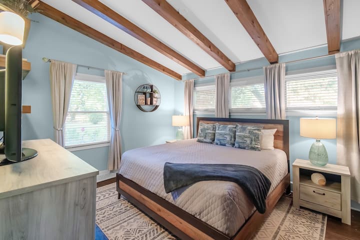 Спокоен основен апартамент с голямо двойно легло, сводести тавани и изобилие от естествена светлина за спокоен престой.