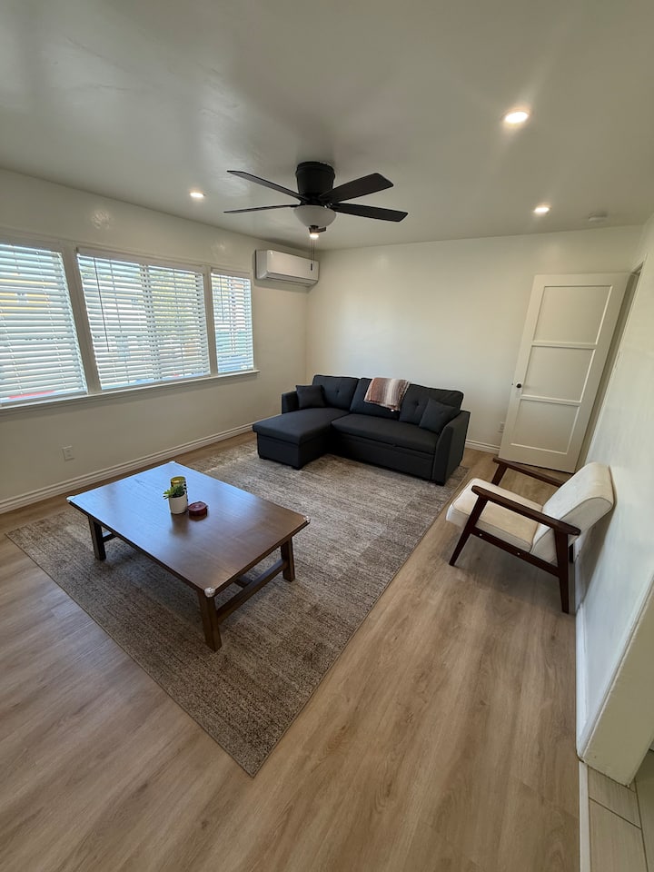 Cozy 1br Retreat W/ Private Garage • Close To Dtla - South Gate, CA