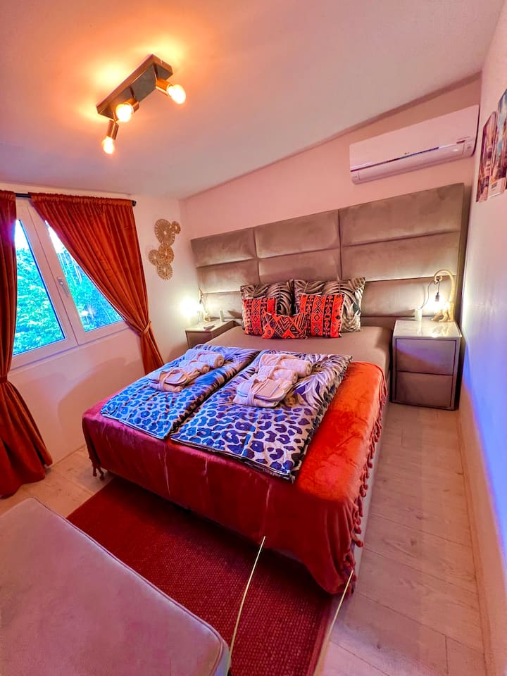 
تم تجهيز غرفة النوم المريحة الجذابة بتلفزيون ذكي ومكيف هواء للتدفئة والتبريد وناموسية ورفوف ملابس. تتميز غرفة النوم بسرير عالي الجودة مقاس 180 × 200 سم، مع توفير أغطية السرير.