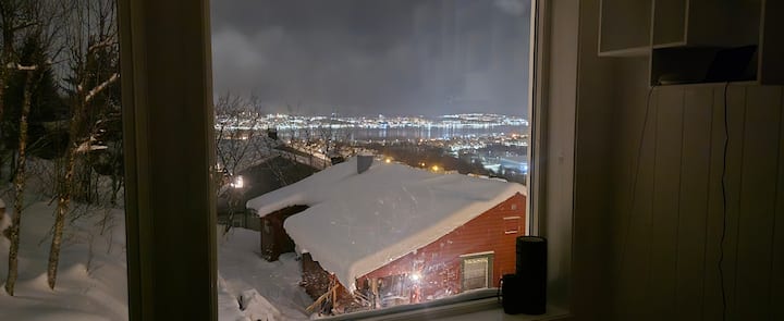 Vista del centro de la ciudad de Tromsø. A menudo, oportunidad de ver las luces del norte
