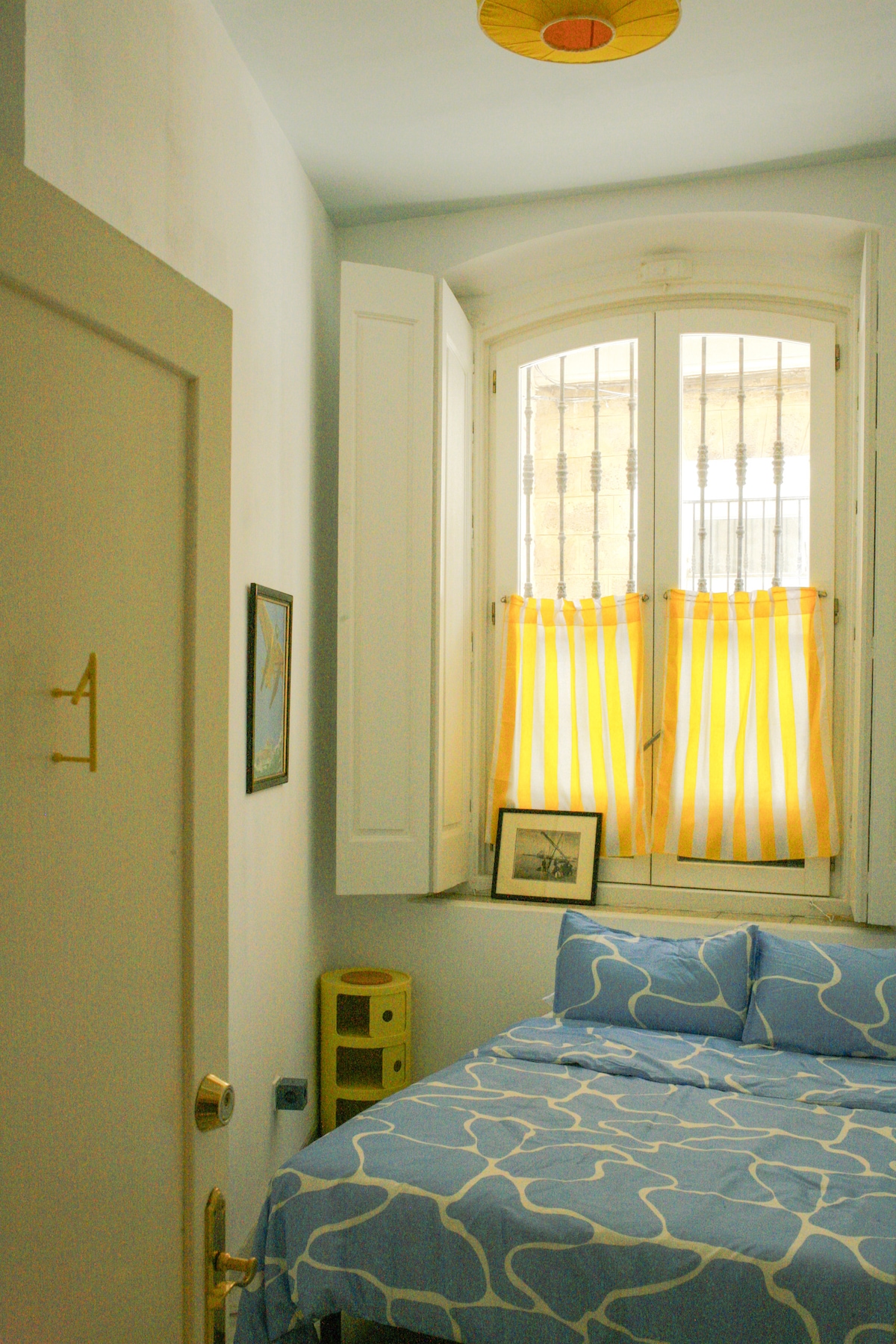 Room 1 - "La Piscina" - Queen Size Bed (150 cm x 190 cm)

Our smallest room offers a private bathroom on the lower floor to compensate for the size of the space! 
An abundance of storage is available in the other room for guests staying in Room 1.