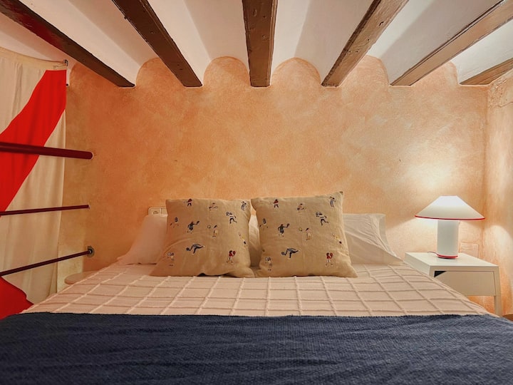 Bedroom 5 - "The Loft" Queen Size Bed (150 x 190 cm)

This bedroom comes with a drawer and hangers on the lower level. Up the stairs is the bed. This is an interior room with an en suite bathroom. There is an electric heater and a fan available.