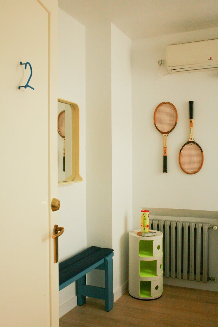 Соба 2 - „Australian Open“ 2 двокреветни кревети (105 X 190 см) 

Оваа соба е опремена со тавански вентилатори, клима уред и греење, како и завеси за затемнување за целосна контрола на приватноста/светлината. 

Има тениски терени на 8 минути оддалеченост ако сте заинтересирани да играте.