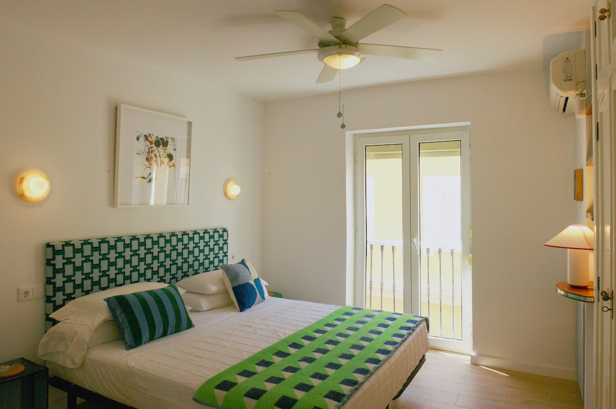 Bedroom 4 - "US Open" King Size Bed (180 x 200 cm)

The main bedroom has AC, heating and ceiling fan alongside a private bathroom within the room. A window-balcony offers fresh air and views to the street. 