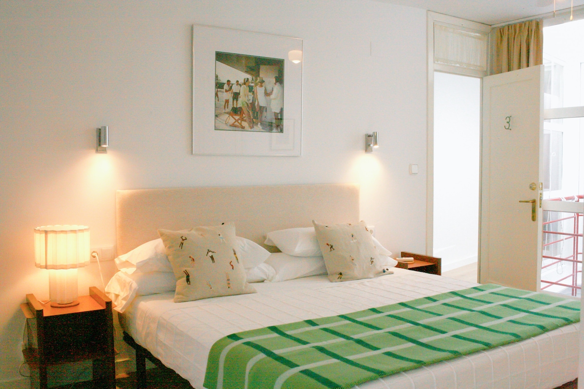 Room 3 - "Wimbledon" King Size Bed (180 x 200 cm)

The bed comes with 2 memory foam pillows and 2 fluffy thinner pillows to adjust to your preferences. Room 3 offers AC, heating, and two ceiling fans. This room has a small balcony window. 