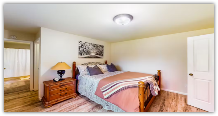 Spálňa s manželskou posteľou na prízemí a vlastnou kúpeľňou