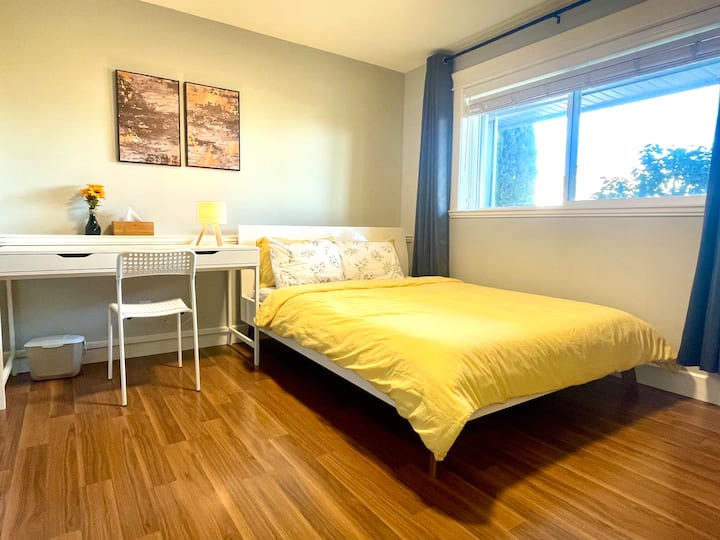 Walk To Westwood Lake With Private Entrance - Nanaimo
