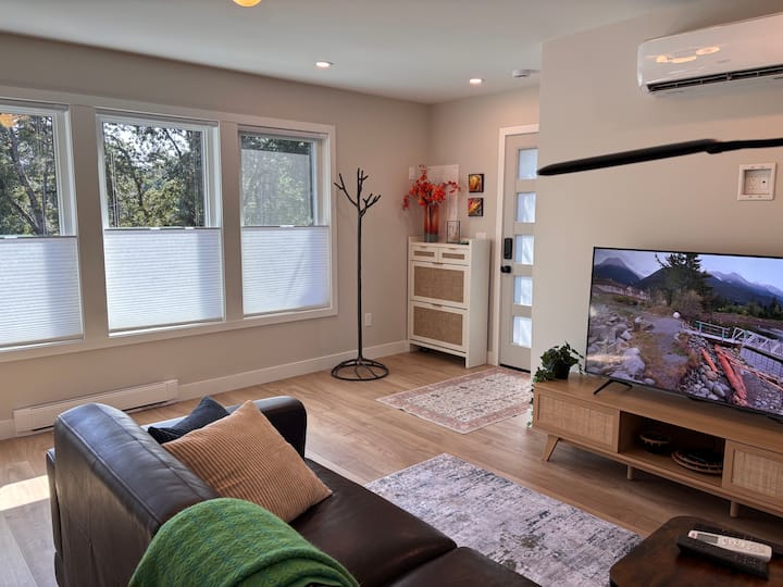 The Cedar Hill Retreat - Bright, Modern, Near Uvic - Victoria