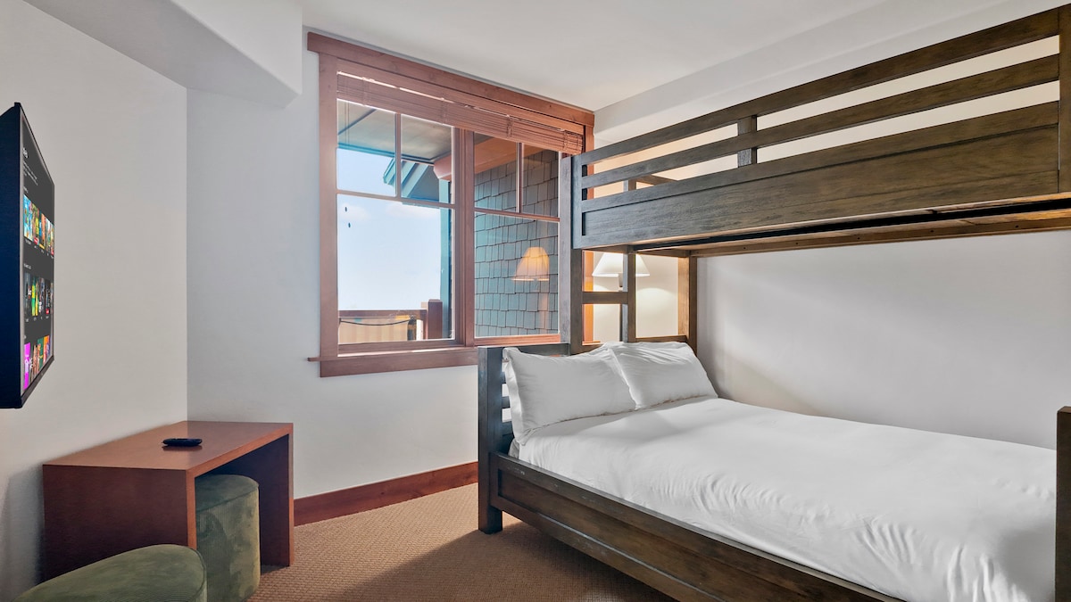 მყუდრო საძინებელი ორადგილიანი საწოლითა და სმარტტელევიზორით.