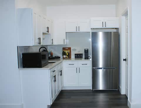 Top Airbnb: Charming Studio Getaway | Spa & BBQ Near Busch Gdn in East Lake Orient Park