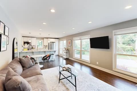 Top Airbnb: Charming bungalow in midtown in Loring Heights