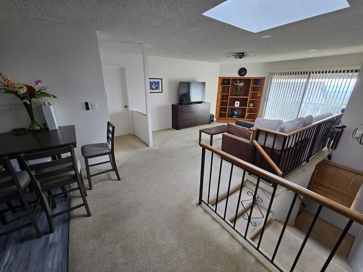 Quiet Hilltop Spacious Bedroom With Stunning Views - Hayward, CA