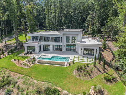 The Luxe Lakeside Mansion on Lake Spivey