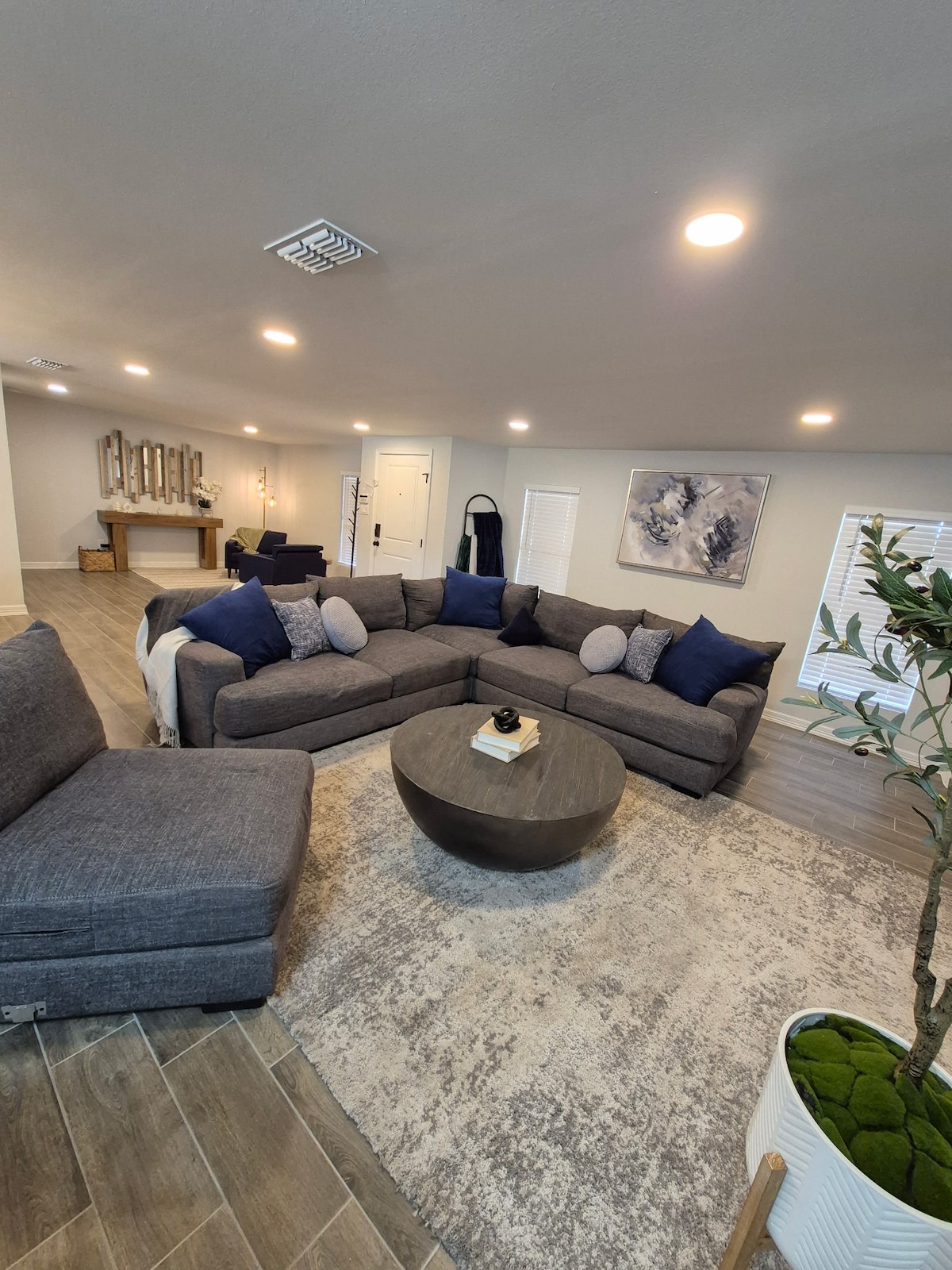Top Airbnb: Welcome to The Oak House! in Edinburg