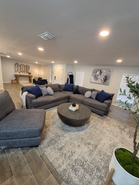 Top Airbnb: Welcome to The Oak House! in Edinburg