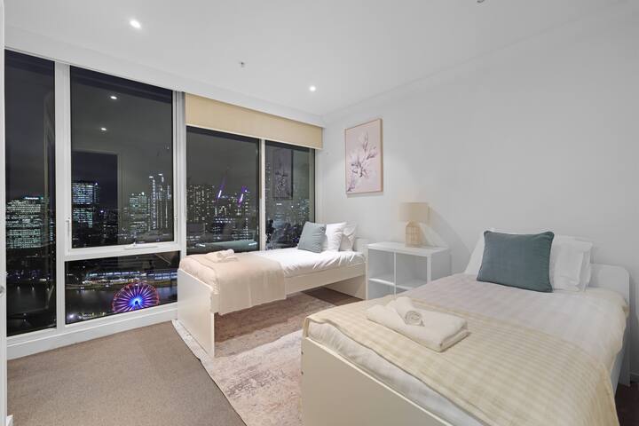 เหมาะสำหรับเพื่อนหรือเด็ก — เตียงแฝดที่สะดวกสบายพร้อมวิวเส้นขอบฟ้า