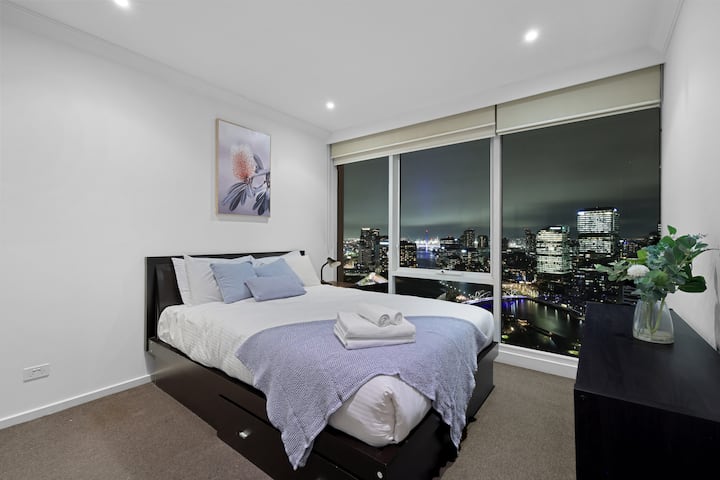 ห้องนอนที่กว้างขวางและสงบนี้มอบความสะดวกสบายทันสมัยและวิวเมือง