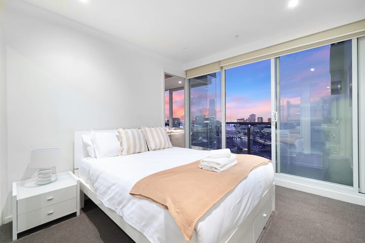 ตื่นมาหรือผ่อนคลายกับพระอาทิตย์ตกที่สดใสนอกหน้าต่าง