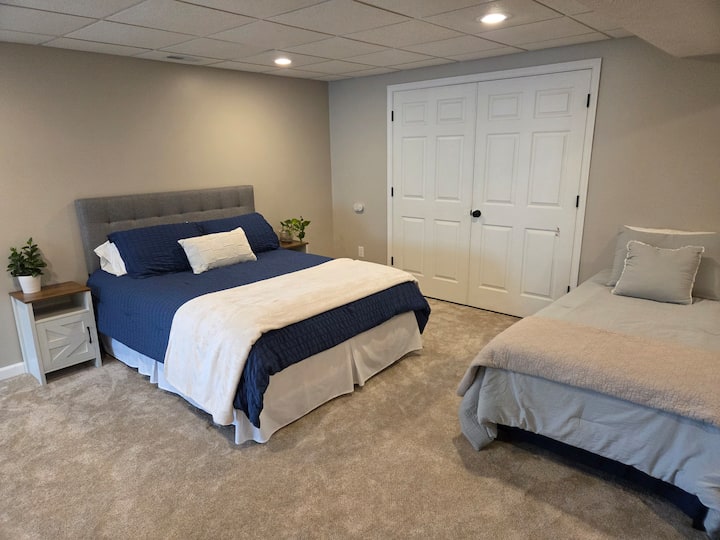 Ein Queensize-Bett und ein Einzelbett.