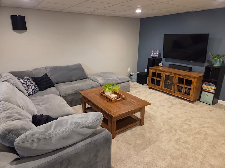 Große Eckcouch mit viel Platz für alle zum Entspannen. Fernseher mit Surround-Sound.