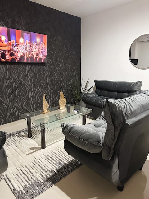 Top Airbnb: Toscana Loft | Pool, Gym | Boutique Style in La Conquista