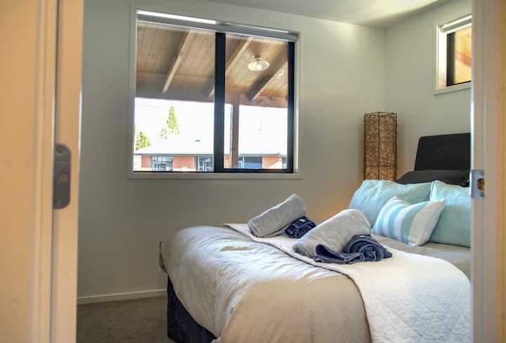 Секој детаљ е важен — втората спална соба ги нуди истите удобни вибрации како и главната, така што сите се чувствуваат како дома ️✨