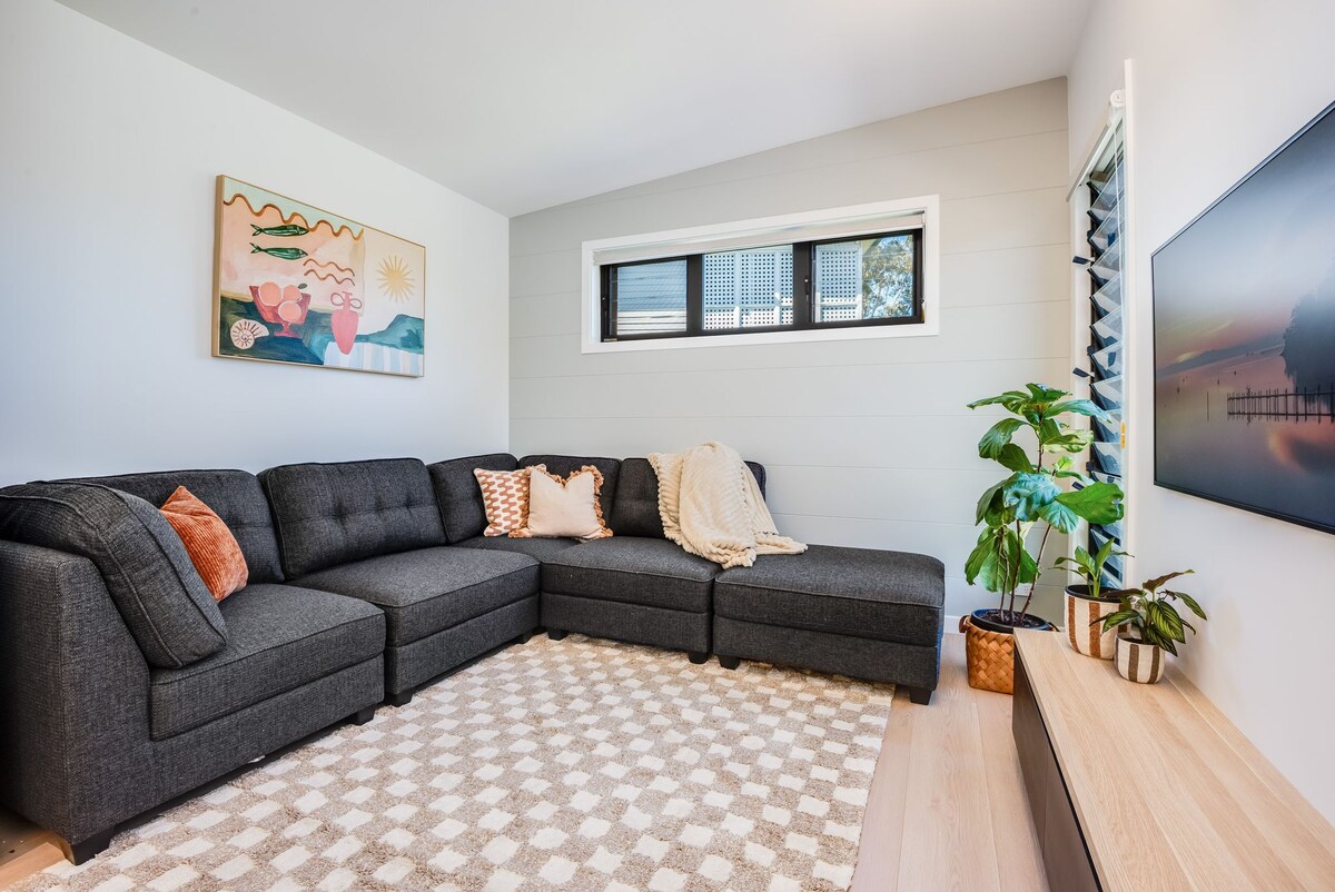 Successful Airbnb property: Florida Sunshine. Walking Distance to abundance. in Terrigal