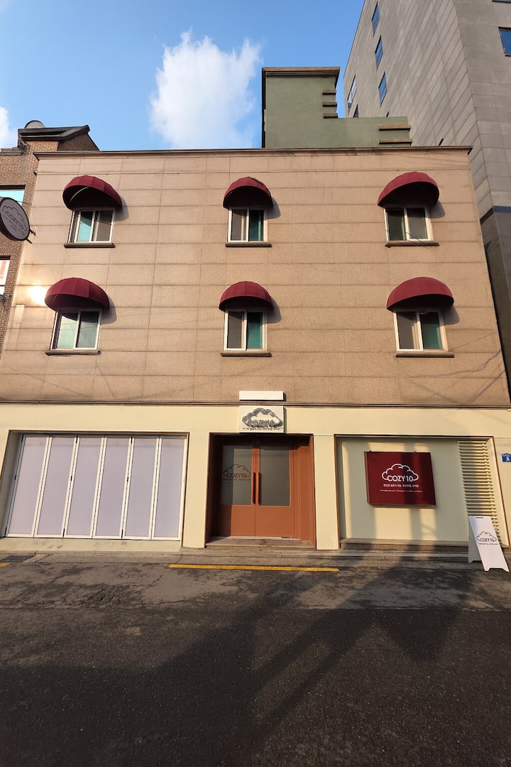 #Cozy10 #스탠다드룸 #은평구호텔 #연신내호텔 #퀸베드 #감성숙소 #힐링 - Séoul