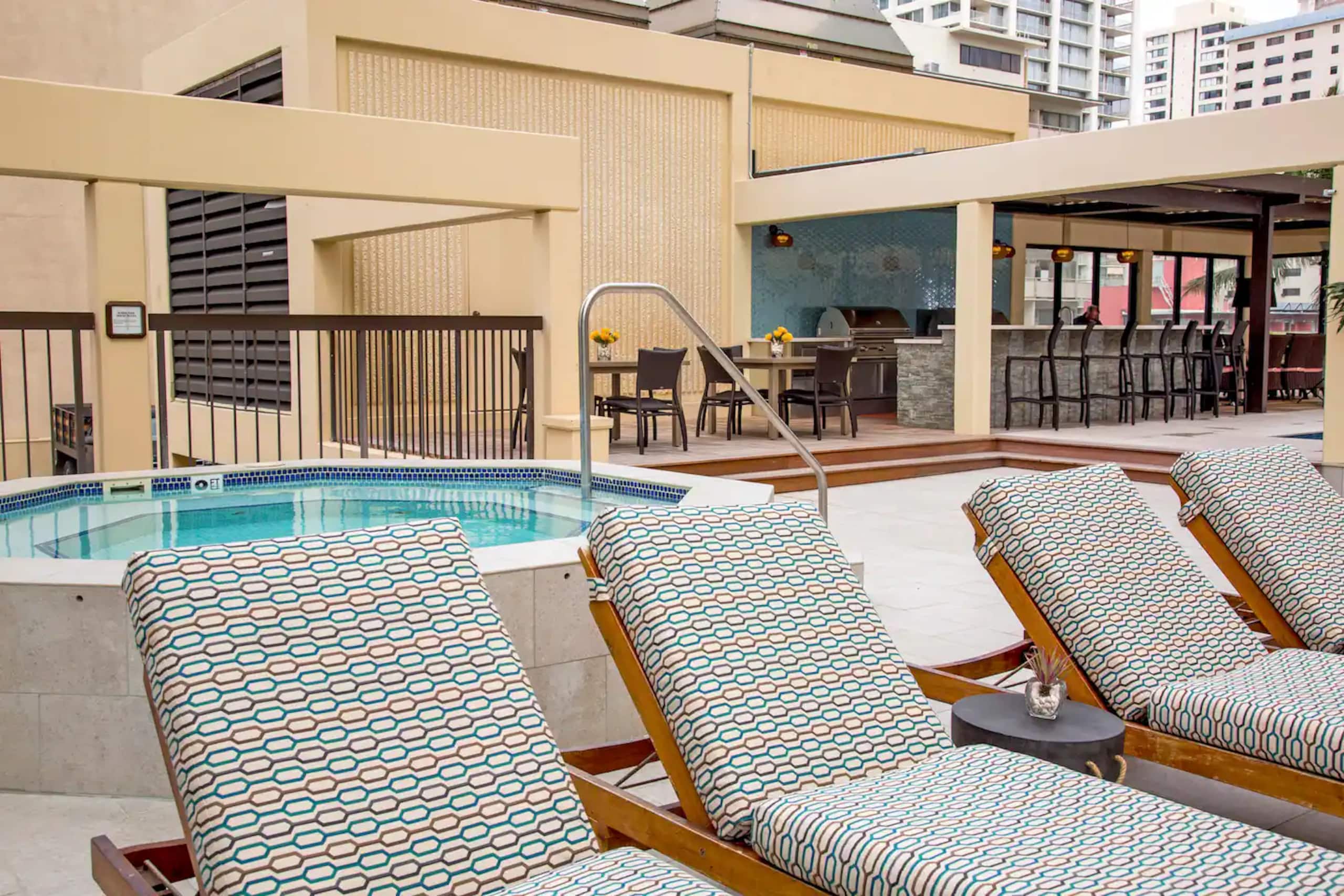 Condo in Honolulu · ★5.0 · 2 bedrooms · 5 beds · 2 private baths - Image 30