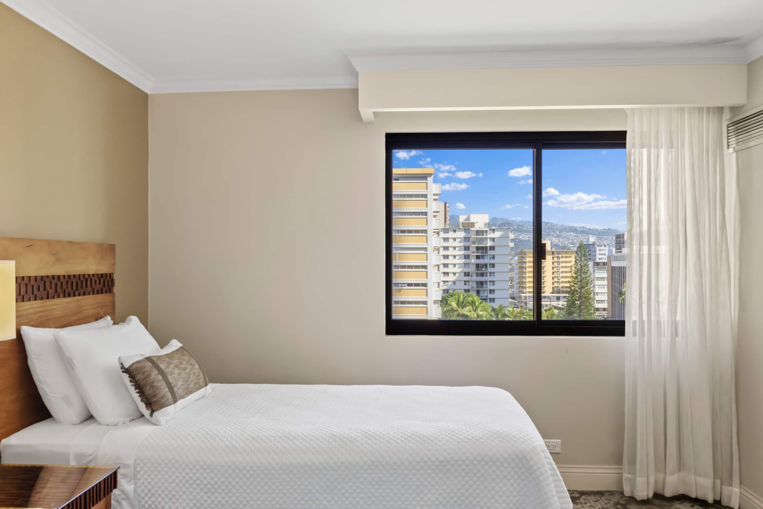 Condo in Honolulu · ★5.0 · 2 bedrooms · 5 beds · 2 private baths - Image 20