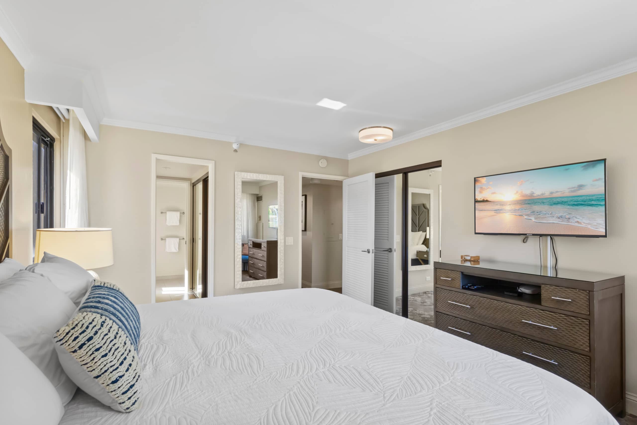 Condo in Honolulu · ★5.0 · 2 bedrooms · 5 beds · 2 private baths - Image 15
